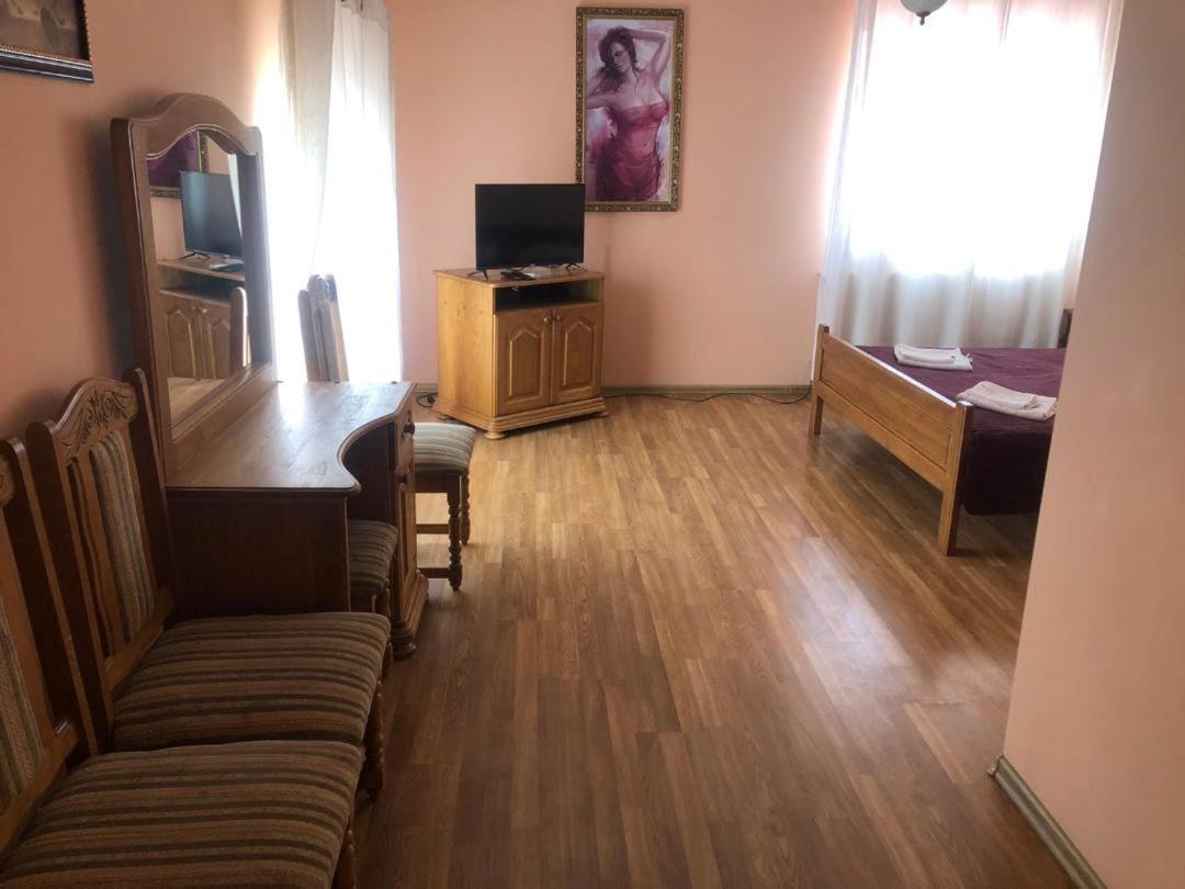 Hotel Nikolet Мукачево Екстер'єр фото